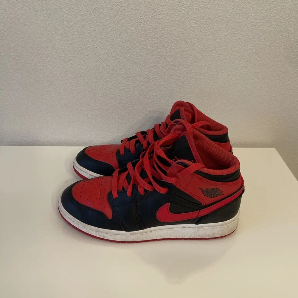 Air Jordan 1 Mid Alternate Bred (2022) DQ8423-060 Black/Red Boys 5Y